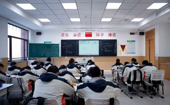 智能黑板什么品牌比較好？南京外國語學(xué)校選擇歐帝